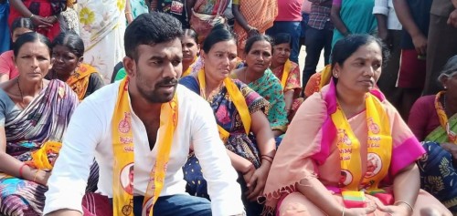 రోడ్డు పైనే  పరిటాల సునీత,పరిటాల శ్రీరామ్ నిరసన 