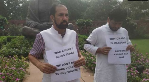 పార్లమెంట్ ఆవరణలో పీడీపీ ఎంపీల నిరసన