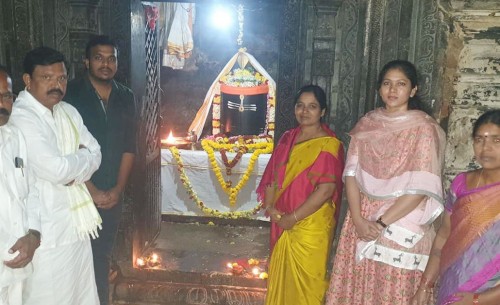 సిద్దేశ్వర దేవాలయంలో ప్రతేక్య పూజలు చేసిన పరిటాల సునీత 
