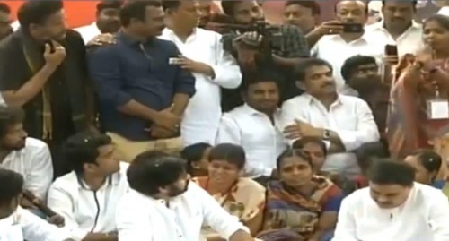 ధర్మవరంలో చేనేత కార్మికులతో పవన్‌ కల్యాణ్ రచ్చబండ కార్యక్రమం