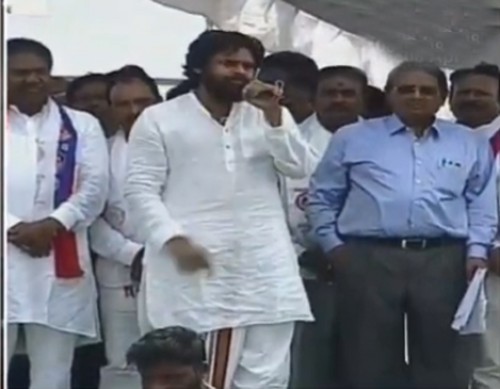 కులాలను వాడుకుని నాయకులు పెత్తనాలు: పవన్‌