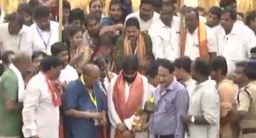 వాసవి మాతను దర్శించుకున్న పవన్ కల్యాణ్