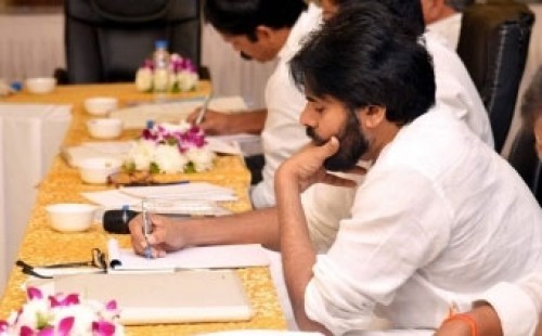 విజయవాడకు చేరుకున్న పవన్ కల్యాణ్