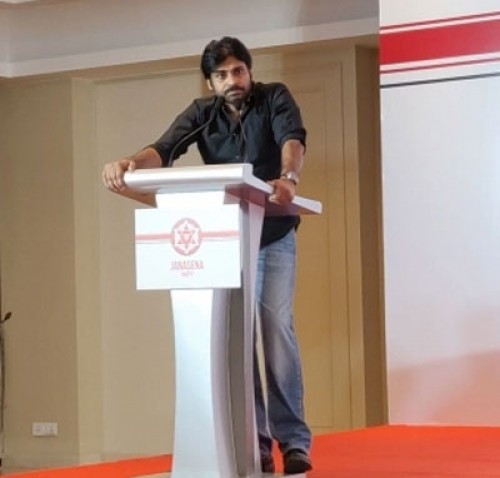 జల్లికట్టు ఉద్యమంలో కేంద్రంపై తమిళనాడు యువత ఆవేశం చూశా: పవన్