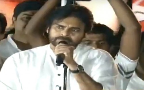 సభ స్థలికి చేరుకున్న పవన్, అభిమానుల నినాదాలు