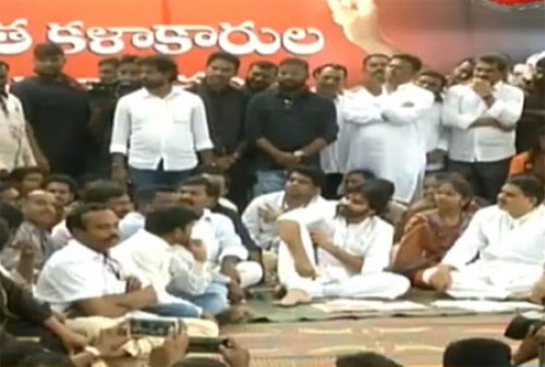 చేనేత కళాకారుల సమస్యలు తెలుసుకుంటున్న జనసేనాని పవన్‌ కల్యాణ్‌