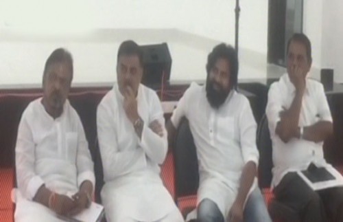 పార్టీ నేతలతో పవన్‌ సమావేశం