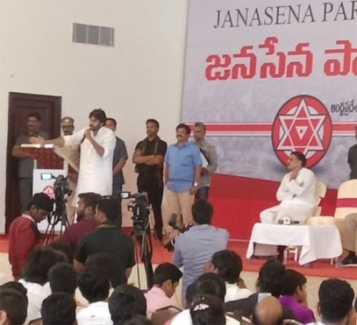 సమాజంలో మార్పులు రావాల్సిన అవసరం చాలా ఉంది: పవన్‌ కల్యాణ్‌