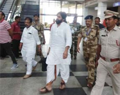 విశాఖకు చేరుకున్న పవన్ కల్యాణ్