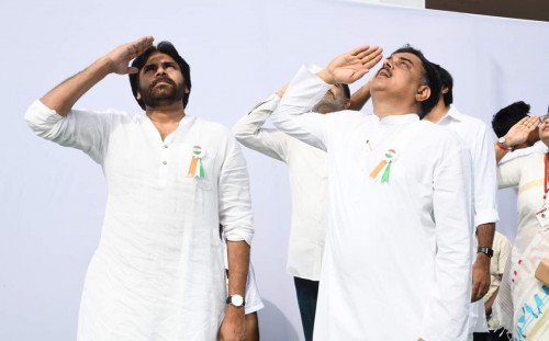 జెండా ఎగురవేసిన పవన్ కల్యాణ్