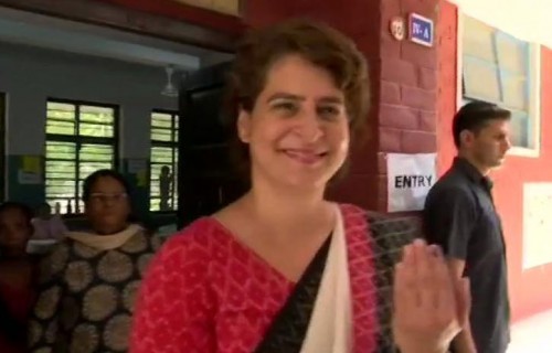 ఢిల్లీలో భర్తతో కలిసి ఓటు వేసిన ప్రియాంక గాంధీ