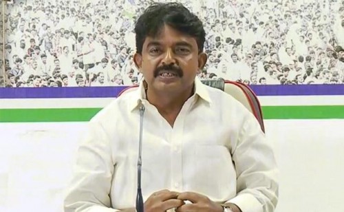  గాంధీ విగ్రహానికి పూలమాలలు వేసి నివాళులు అర్పించిన రాష్ట్ర మంత్రి పేర్ని నాని