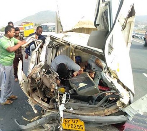 రోడ్డుప్రమాదంలో ఇద్దరు మృతి