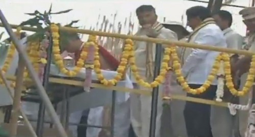 స్పిల్‌వేలో క్రస్టు గేట్లు బిగించే ప్రక్రియను ప్రారంభించిన సీఎం చంద్రబాబు