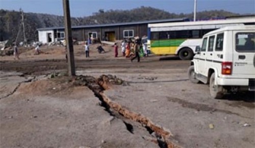 పోలవరం ప్రాజెక్టు వద్ద మరోసారి పగుళ్ల కలకలం