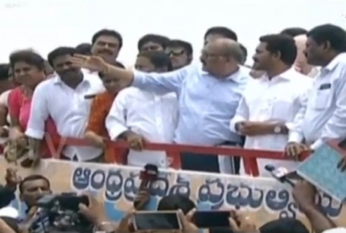 కాఫర్‌ డ్యాం పనులు పూర్తికాక పోవడంపై సీఎం జగన్‌ అసంతృప్తి