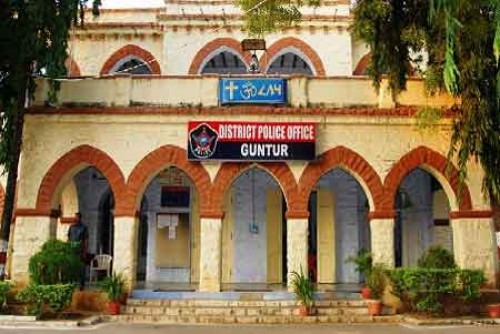 గుంటూరులో వివాదాస్పదం అవుతున్న పోలీసుల తీరు