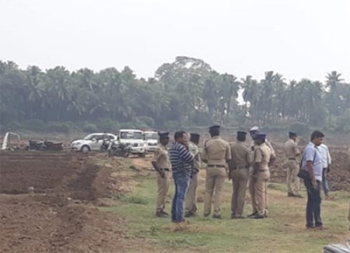 భారీ బందోబస్తు  మధ్య వివాదాస్పద భూముల సర్వే