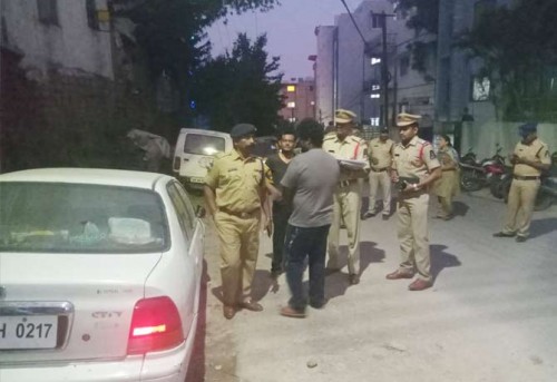 పోలీసులు కార్డెన్ సెర్చ్