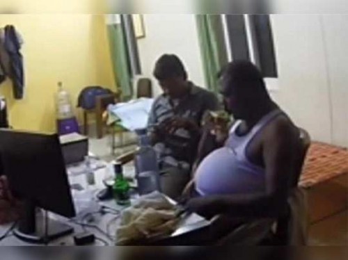 పోలీస్‌ స్టేషన్‌లోనే దుకాణం పెట్టిన కానిస్టేబుళ్లు