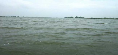 పోలవరం వద్ద చిక్కుకున్న 40 మంది మత్య్సకారులు