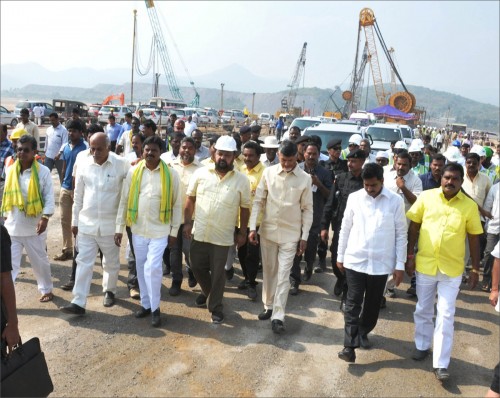 పోలవరం ప్రాజెక్టును సందర్శించిన సీఎం చంద్రబాబు