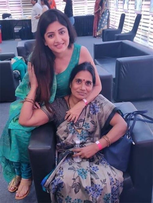 నిర్భయ తల్లికి పూనం అడ్వాన్స్ విందు...