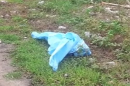 పీపీఈ కిట్లు రోడ్లపైనే పడేస్తున్నారు