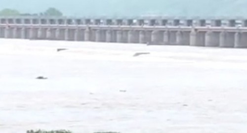 ప్రకాశం బ్యారేజీ 70గేట్ల ఎత్తివేత