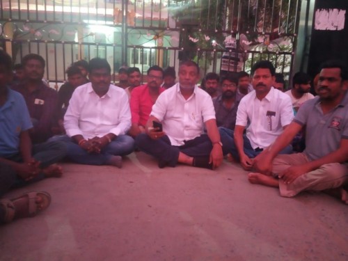 మున్సిపల్ కార్యాలయం వద్ద ధర్నా