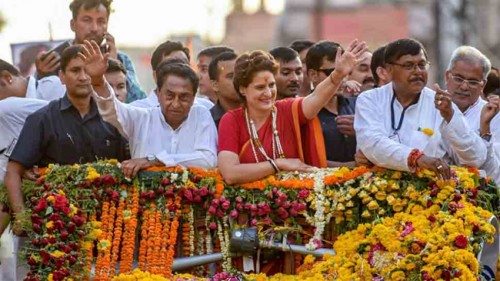 వాతావరణం అనుకూలించక ప్రియాంకా గాంధీ ర్యాలీ రద్దు