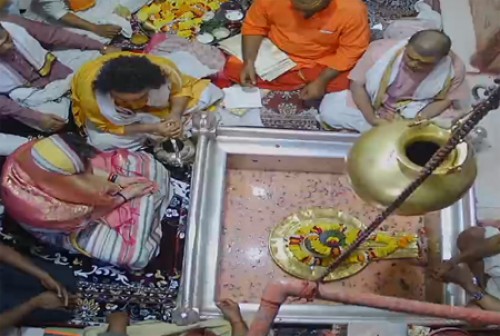 కాశీ విశ్వ‌నాథ్ ఆల‌యంలో ప్రియాంక గాంధీ పూజ‌లు
