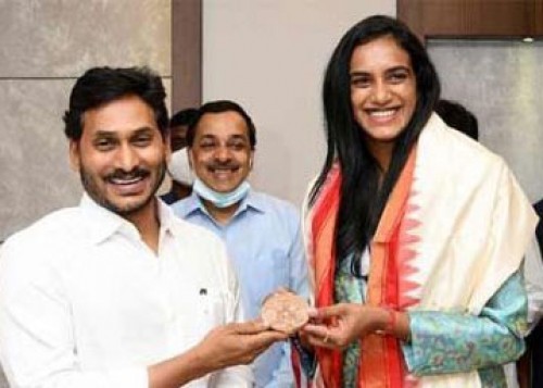 సీఎం జగన్‌ కలిసిన పీవీ సింధు