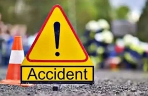 రోడ్డు ప్రమాదంలో యువకులకు గాయాలు