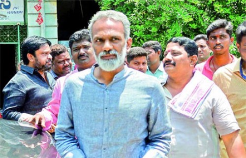 వంగవీటి రాధాకు మద్దతుగా కార్పొరేటర్లు రాజీనామా