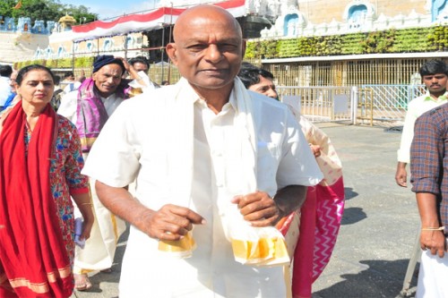 శ్రీవారిని దర్శించుకున్న రఘువీరా రెడ్డి