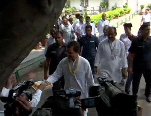 మీడియా ప్రతినిధులకు స్వీట్లు పంచిన రాహుల్