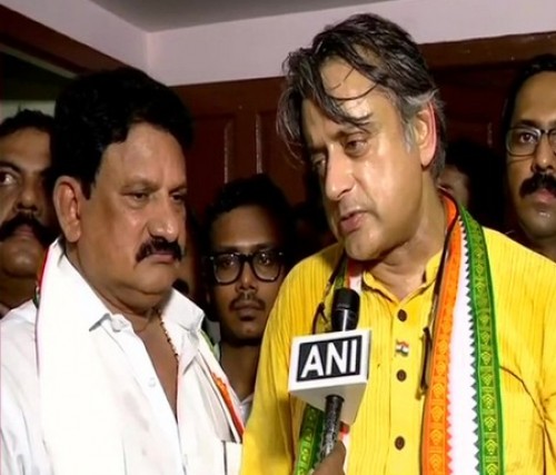 రౌజ్‌ అవెన్యూ కోర్టుకు హాజరైన శశిథరూర్‌ 