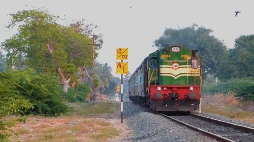 తెగిపోయిన తలతో రైలు ఇంజిన్ వచ్చింది..