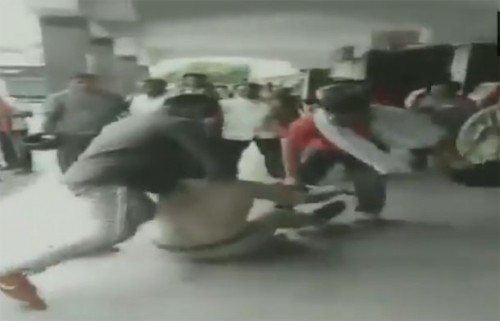 రైల్వే పోలీసును చితకబాదిన ప్రయాణికులు