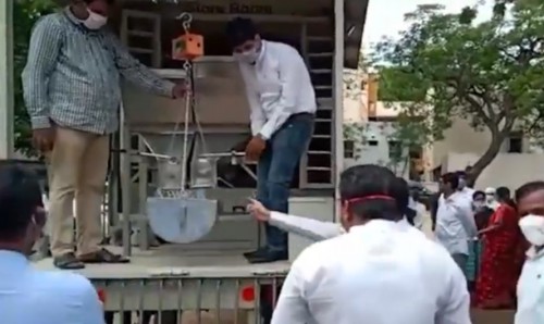 పేదల ఇళ్ల వద్దకే రేషన్ పంపిణీ..