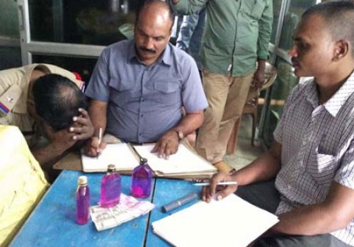 ఏసీబీ వలలో దేవరపల్లి పోలీసు స్టేష‌న్ రైట‌ర్