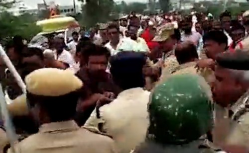  దుర్గమ్మ ఆలయానికి మహిళల పాదయాత్ర.. అడ్డుకున్న పోలీసులు