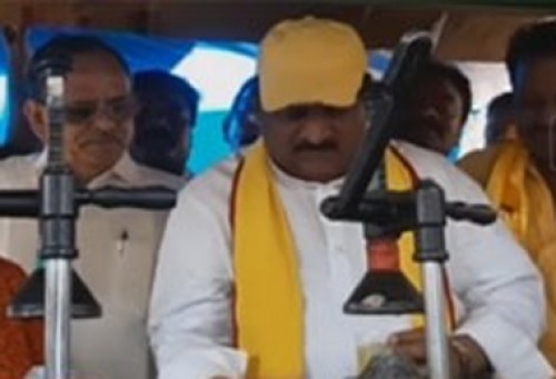 వినూత్నగా ప్రచారం చేస్తున్న చినరాజప్ప