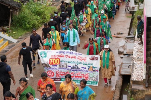 జోరు వానలో కొనసాగుతున్న రైతుల మహాపాదయాత్ర