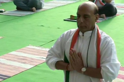 యోగా దినోత్సవ కార్యక్రమంలో పాల్గొన్న రాజ్‌నాథ్‌ సింగ్‌