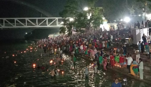 పవిత్ర గోదావరిలో పుణ్య స్నానాలు