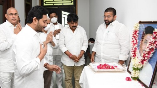  రామ్మోహన్‌రావు జయంతి సందర్భంగా నివాళులు అర్పించిన సీఎం వైఎస్‌ జగన్