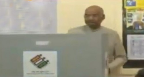 రాష్ట్రపతి భవన్‌లో ఓటు వేసిన రాష్ట్రపతి రామ్‌నాథ్‌ కోవింద్‌