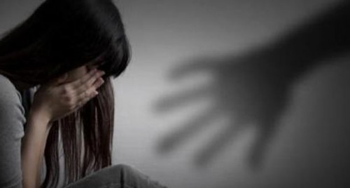 కానిస్టేబుల్ వేధింపులపై వివాహిత ఫిర్యాదు
